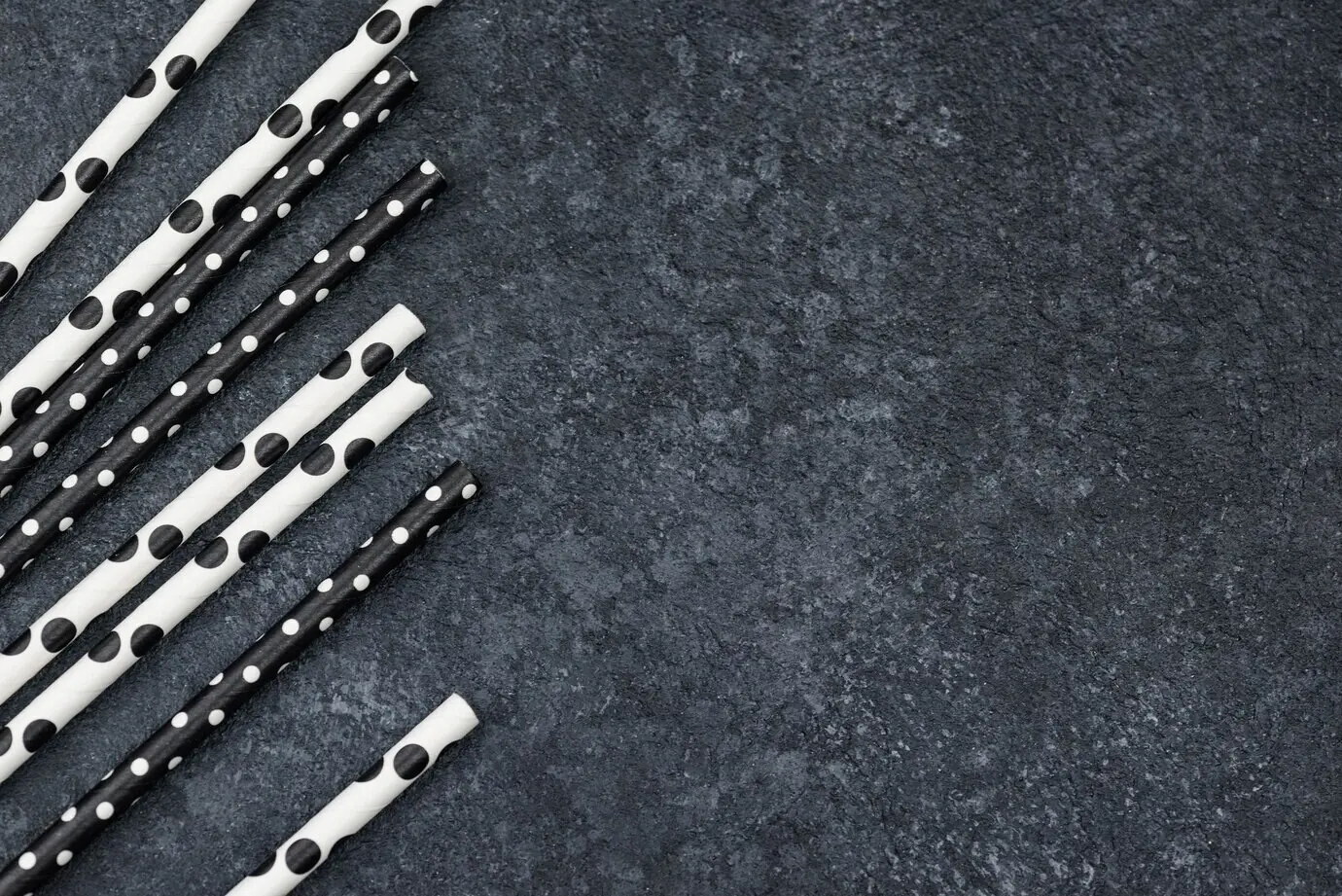 Gepunktete Papierstrohhalme mit Platz für Text